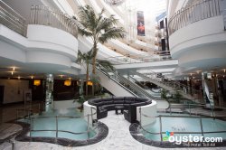 Der Schwellkörper Lobby dieses Vergangenheit-its-prime Mega-Resort schafft eine schwindelerregende Wirkung: Es gibt so viele Elemente, einschließlich Rolltreppen, Aufzüge, Kronleuchter, ein hoch aufragendes Atrium und in-Lobby Inseln, dass es schwierig sein kann, zu wissen, wo man Schau